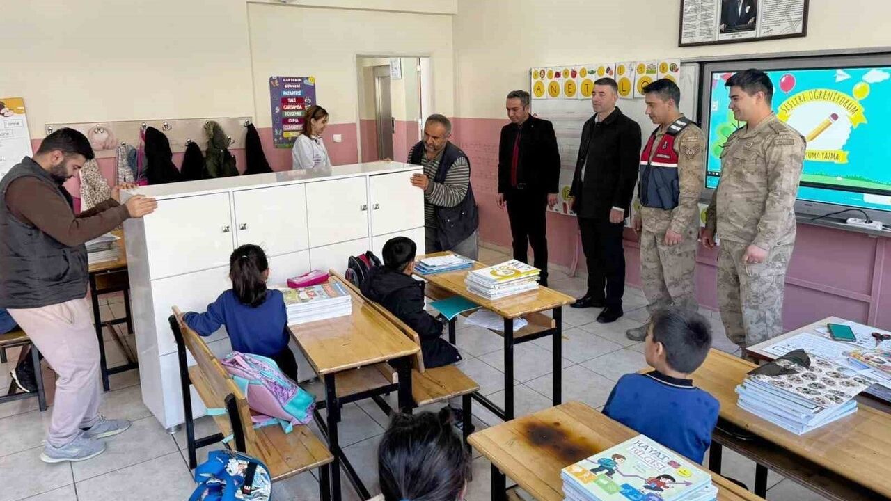 Bay Köyü İlkokulu'nda öğretmen-veli dayanışmasıyla çanta sorunu çözüldü