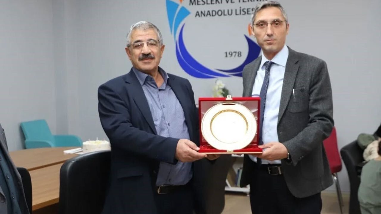 Bayburt Ahi Evran Mesleki ve Teknik Anadolu Lisesi Müdürü Hüseyin Çalışkan’a veda