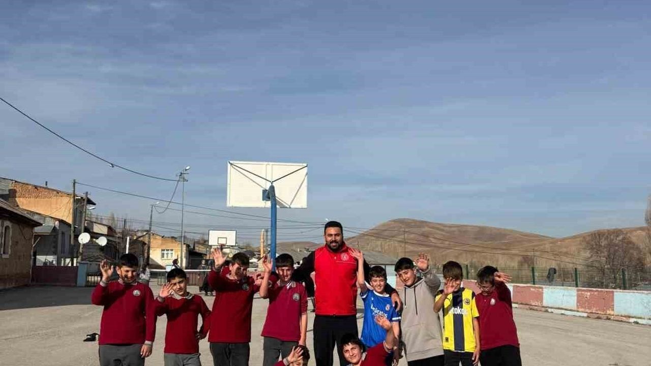 Bayburt Gençlik Merkezi Kırkpınar İmam Hatip Ortaokulu'nda öğrencilerle buluştu