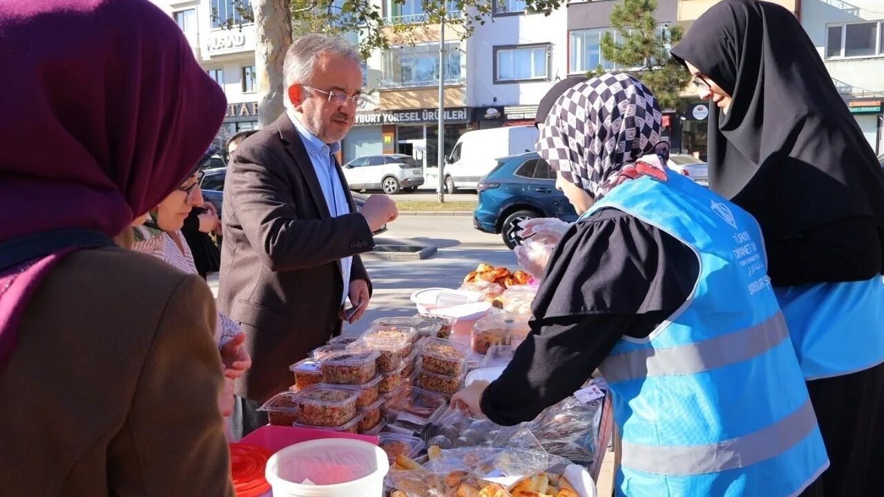 Bayburt'ta Filistin için kurulan hayır çarşıları yoğun ilgi gördü