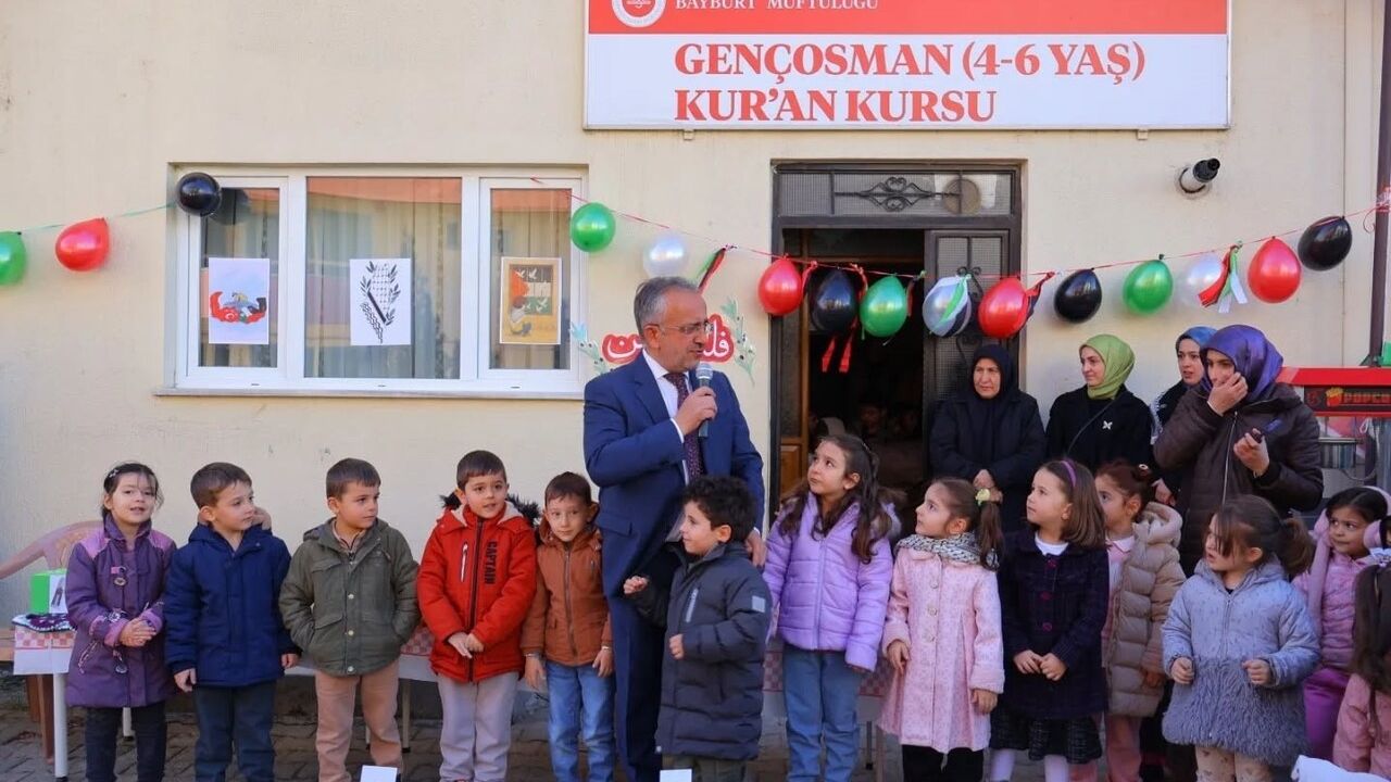 Bayburt’ta Filistin yararına hayır çarşısı düzenlendi