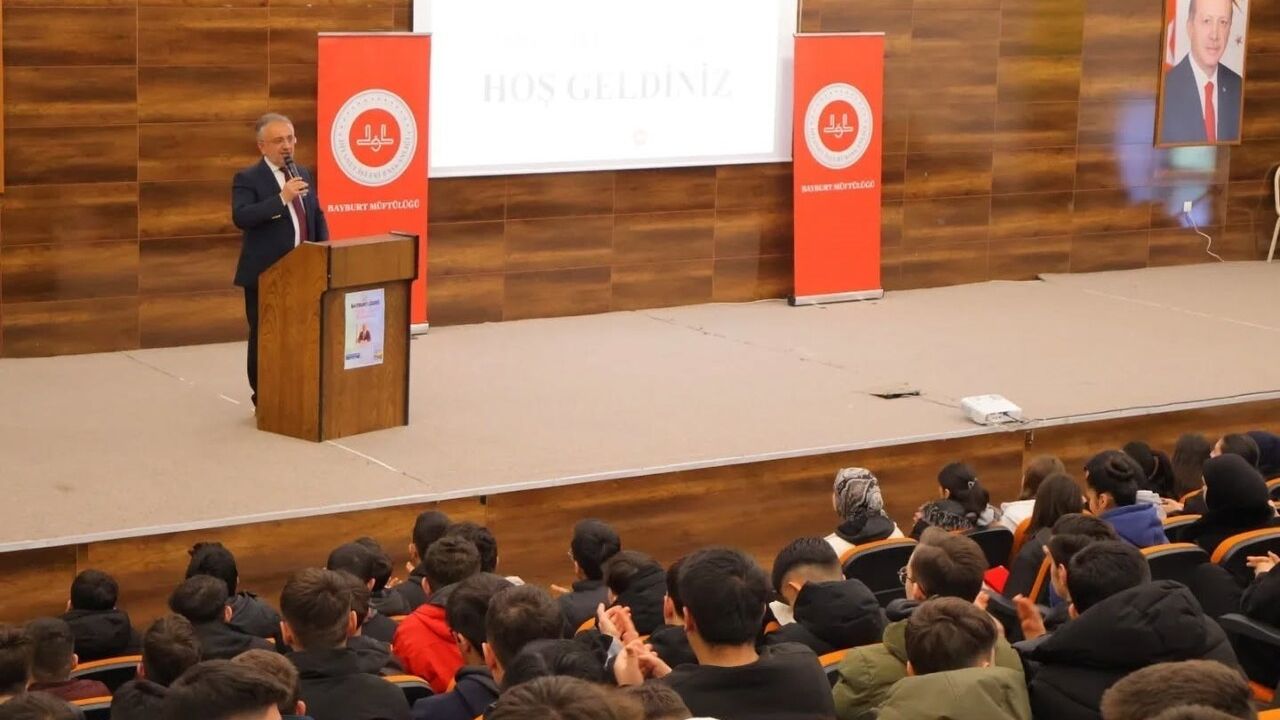 Bayburt’ta liselilere 'Gençlik ve Sorumluluk Bilinci' konferansı