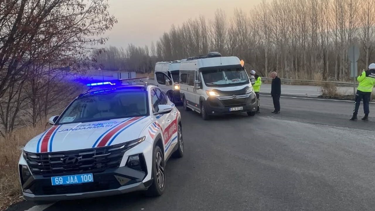 Bayburt'ta okul servislerine ortak denetim yapıldı