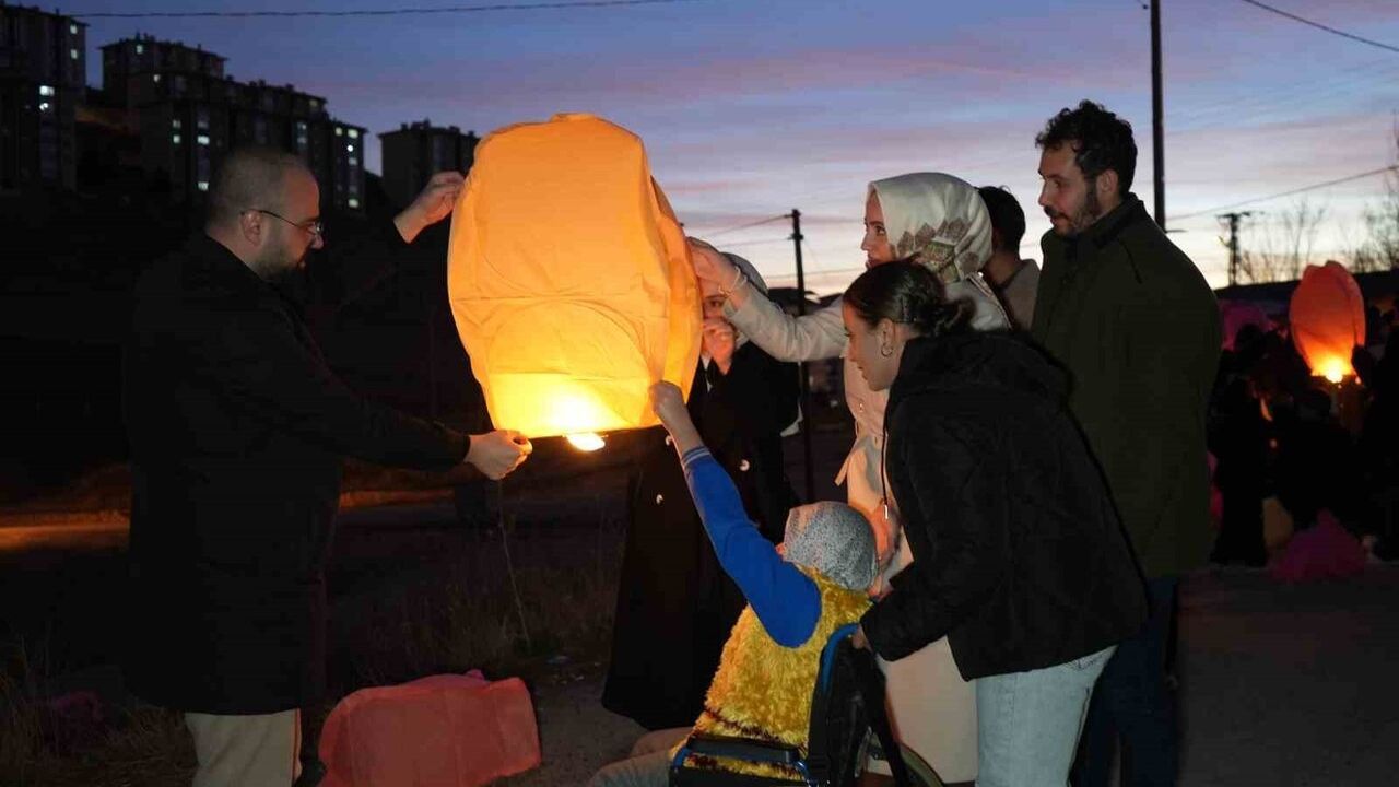 Bayburt’ta özel öğrenciler dilek fenerleriyle eşitlik ve adalet mesajı verdi
