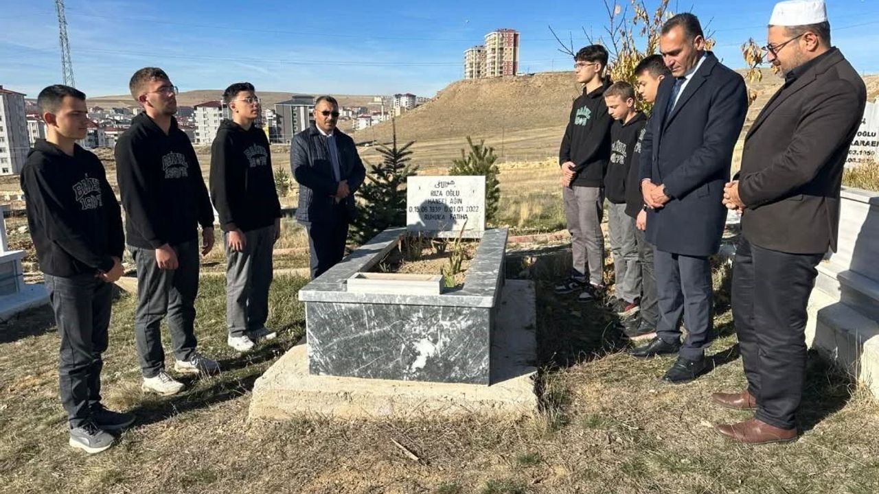 Bayburt'ta vefat eden öğretmenler mezar başında anıldı