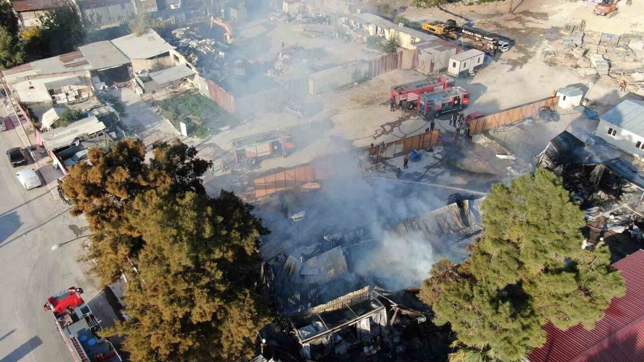Bayraklı'da şantiye yangını: 5 konteyner ve 2 araç kül oldu