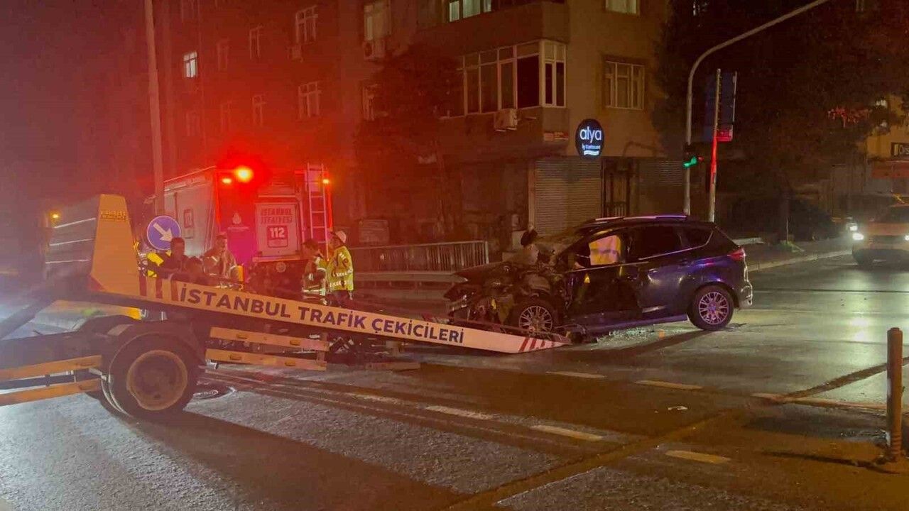 Bayrampaşa'da otobüs ile otomobil kafa kafaya çarpıştı: 3 yaralı