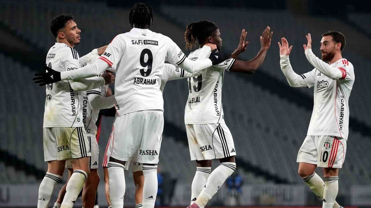 Beşiktaş, Süper Lig'de 14 maçta 3. kez kalesini gole kapadı