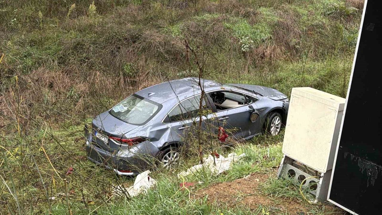 Beşiktaş'ta yağışta kaygan yol: Takla atan araç şarampole uçtu