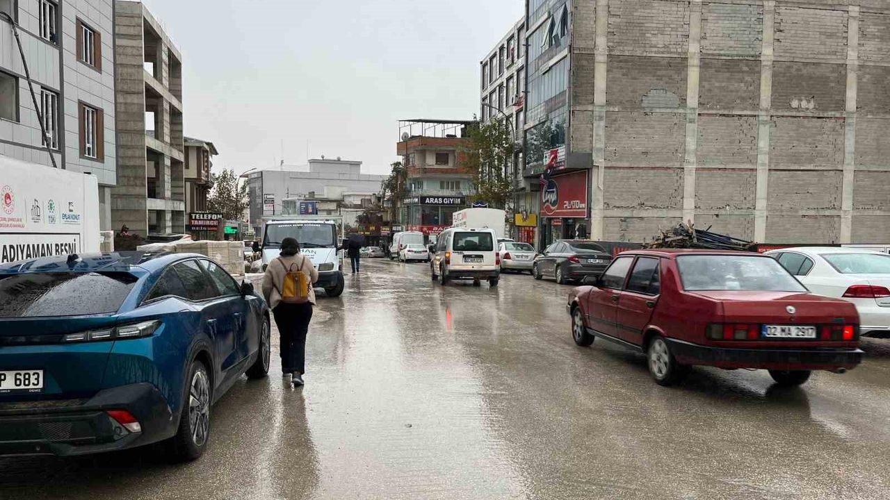 Besni'de sabah saatlerinde etkili sağanak yağış