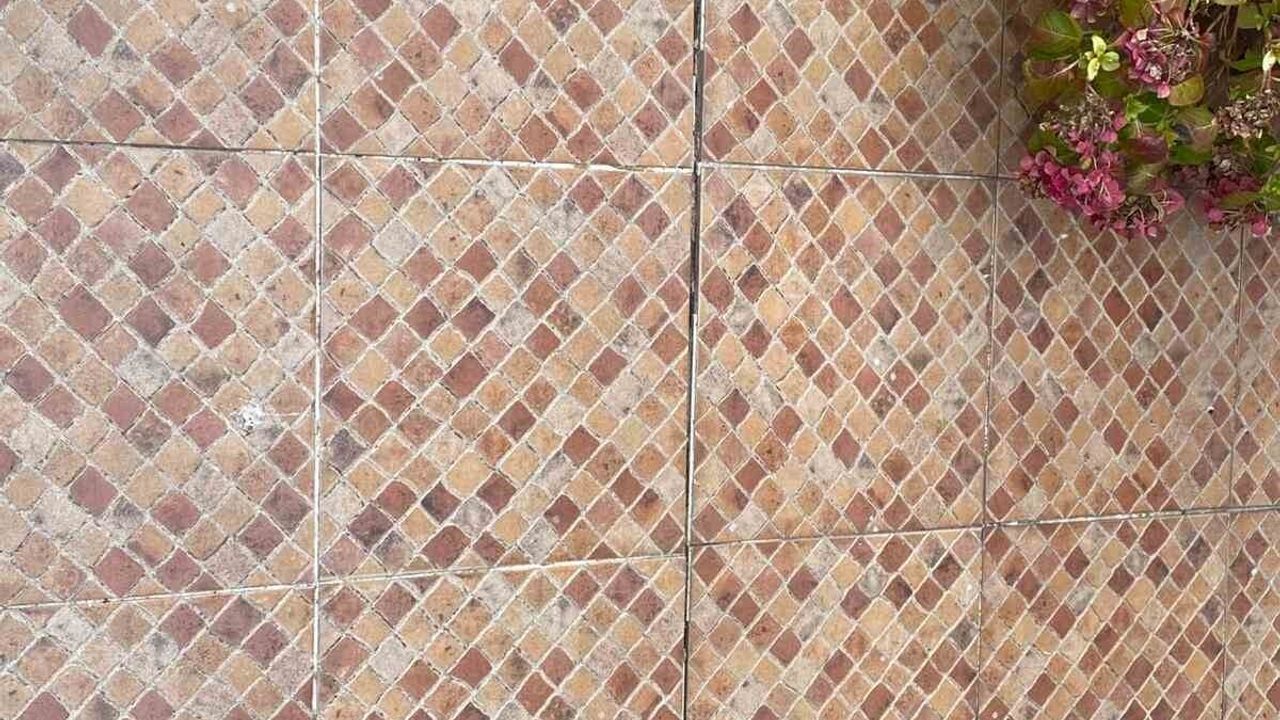 Beykoz'da çatlak oluşan 3 katlı iki bina boşaltılıp mühürlendi