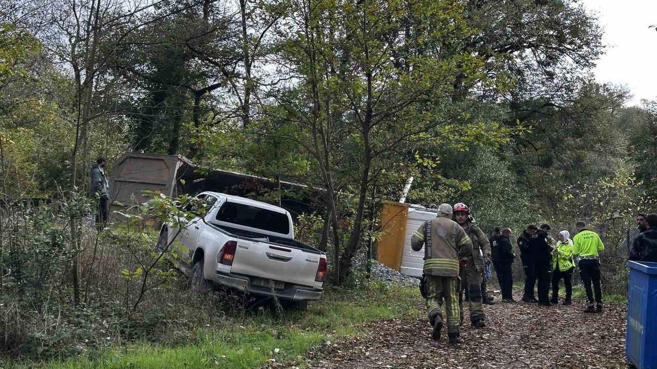 Beykoz'da mıcır yüklü kamyon devrildi: sürücü yaralandı