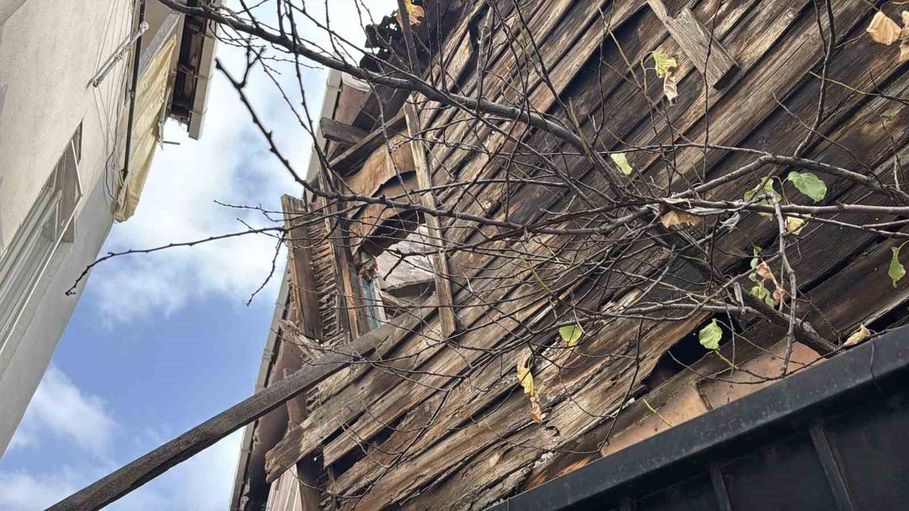 Beyoğlu Tomtom Mahallesi'nde metruk ahşap binada kısmi çökme; 2 bina tahliye edildi