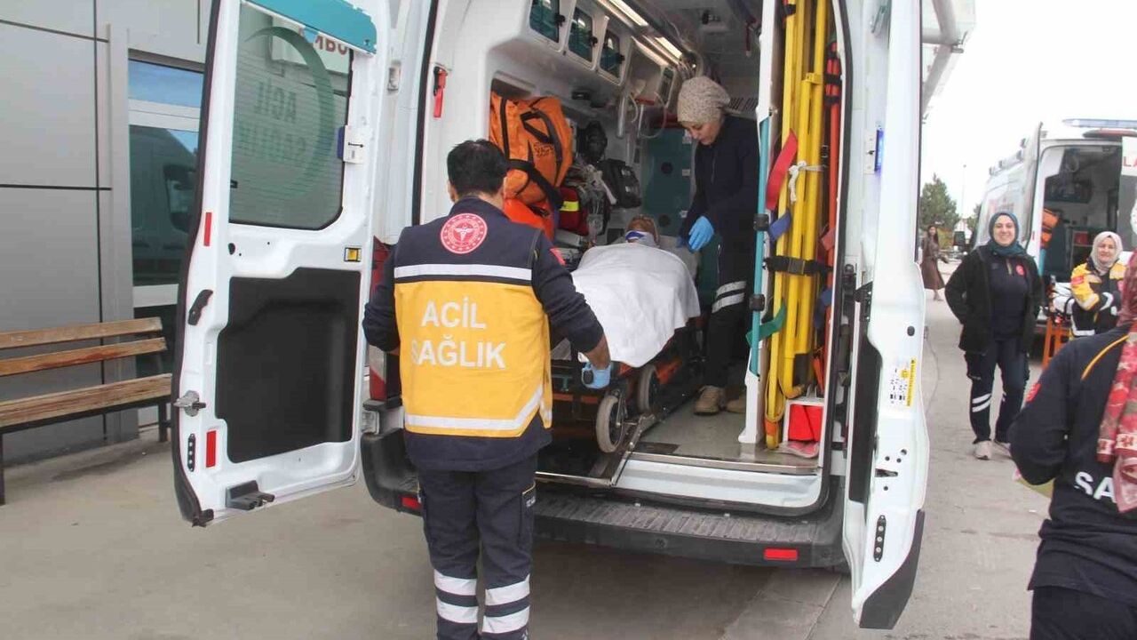 Beyşehir'de dananın teptiği besici hastaneye kaldırıldı