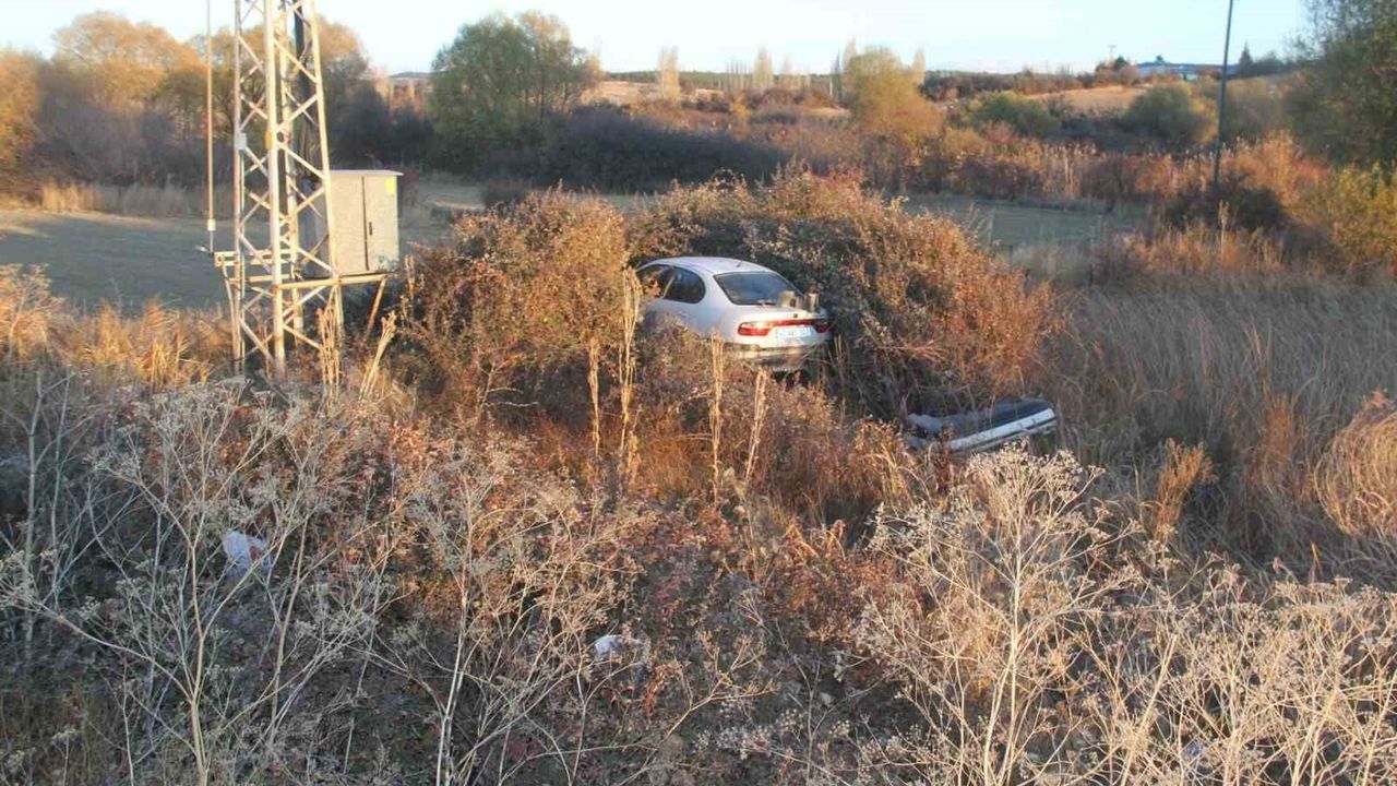 Beyşehir'de yol dışına çıkan otomobil araziye savruldu: 2 yaralı