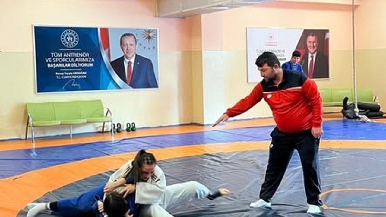 Bilecik’te Judo Gençler İl Şampiyonası İstasyon Spor Salonu’nda Düzenlendi