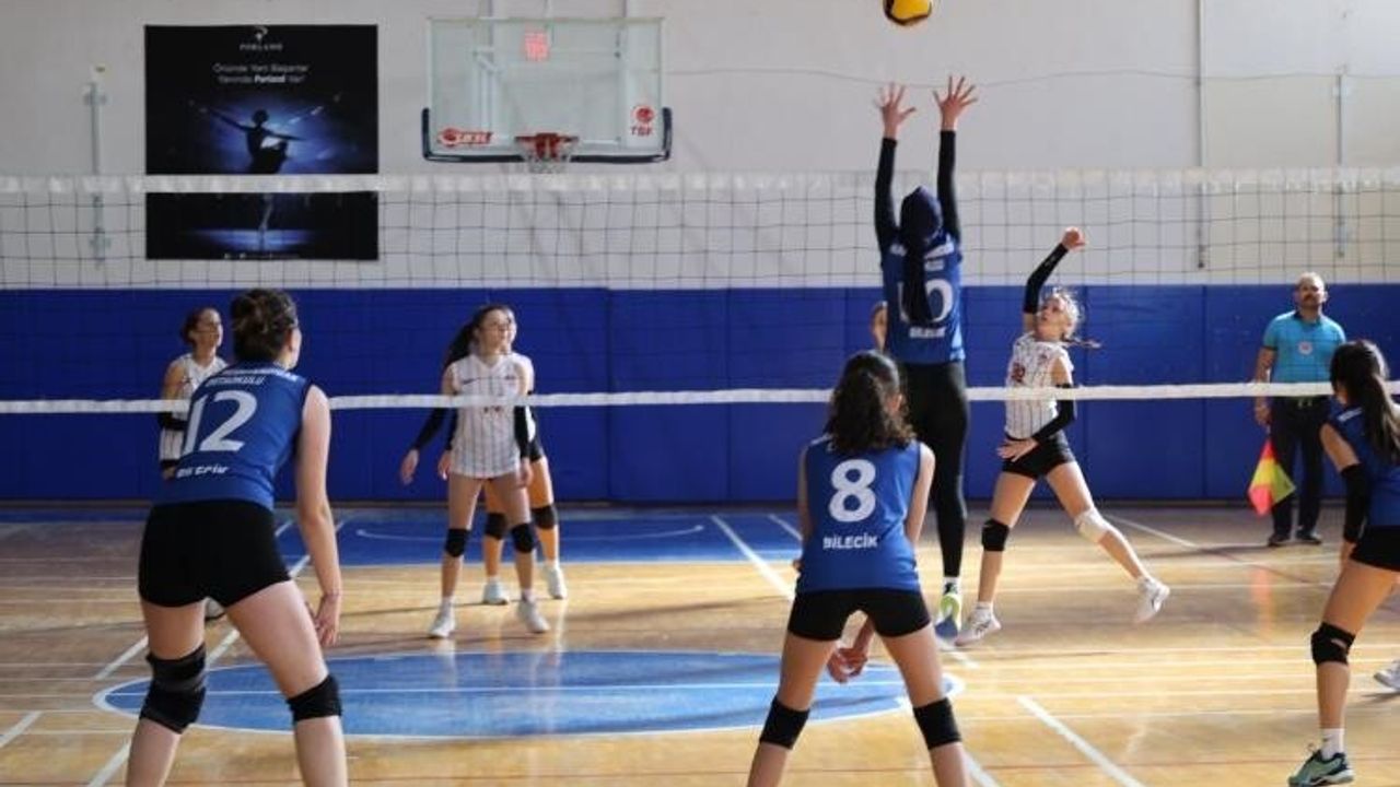 Bilecik'te okul sporları Atatürk Spor Salonu'nda devam ediyor