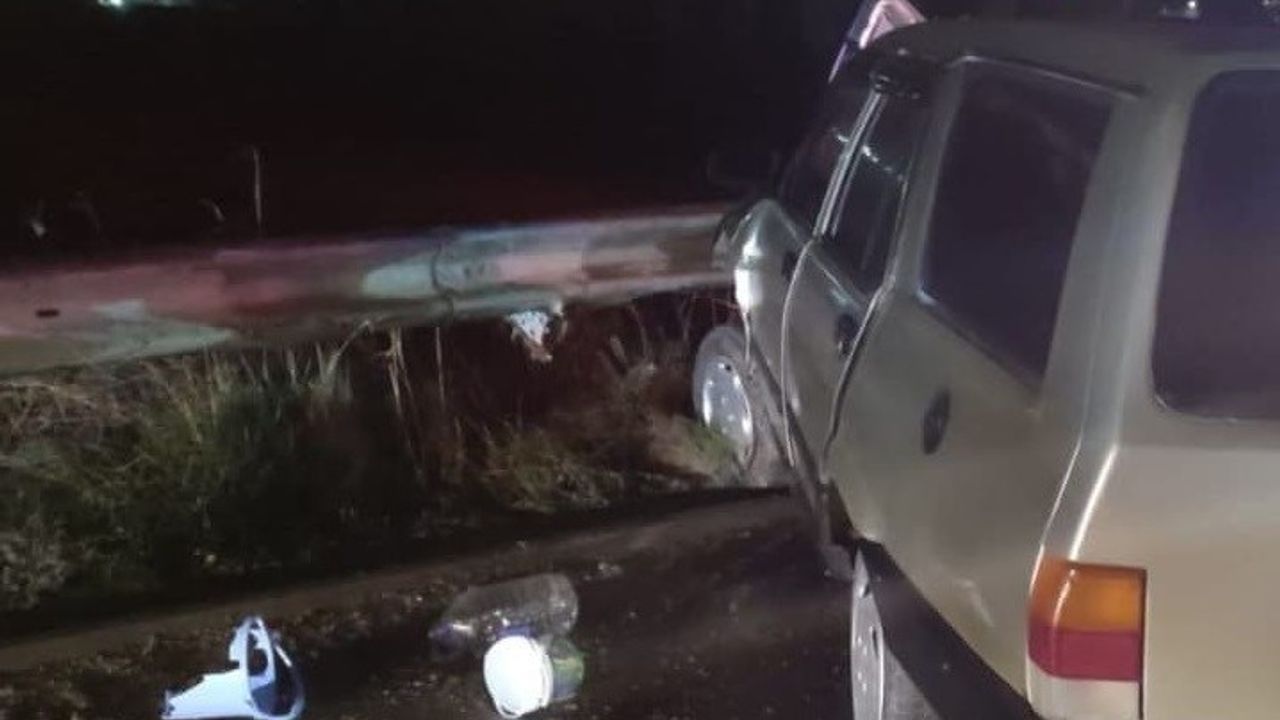 Bilecik'te refüje çarpan otomobilde 1 kişi yaralandı