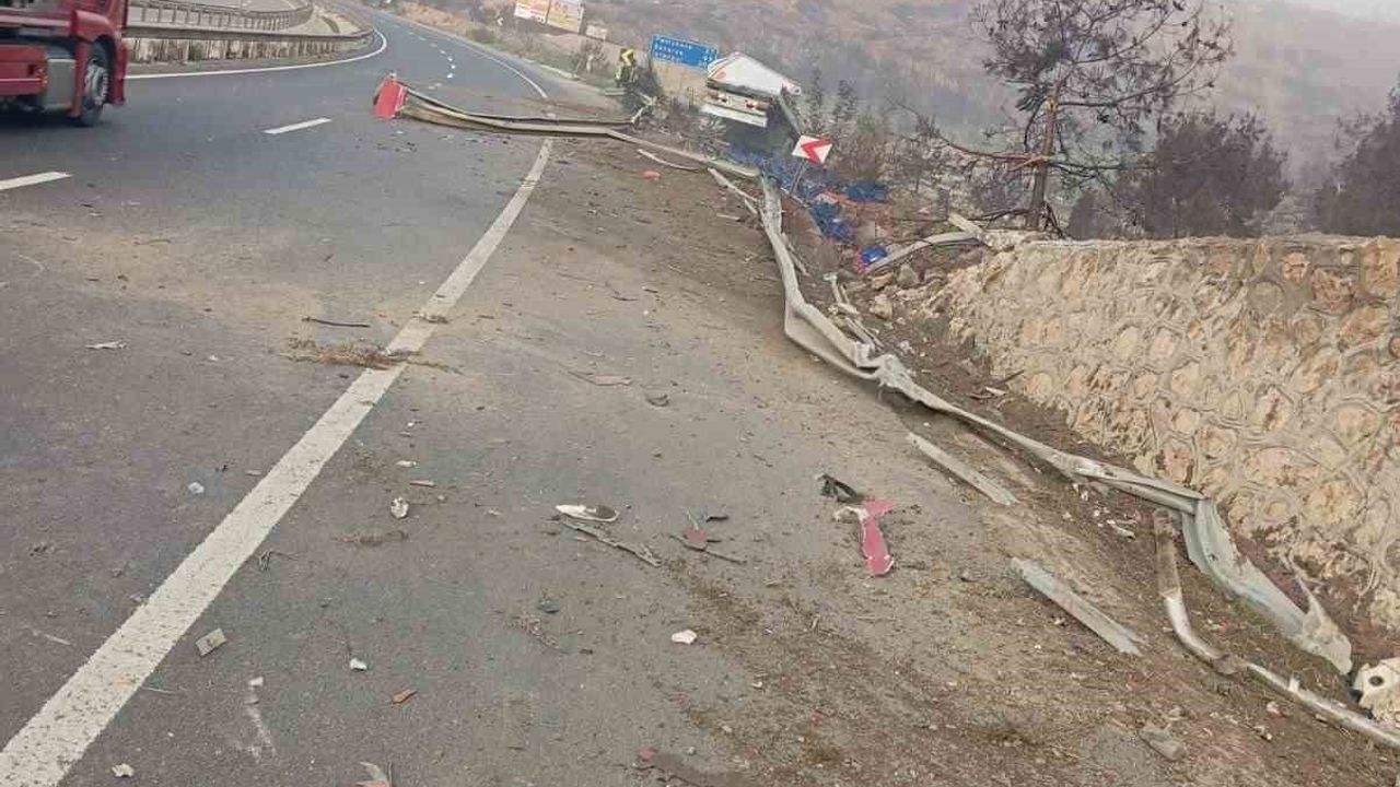 Bilecik'te sebze yüklü tır şarampole devrildi: 1 yaralı