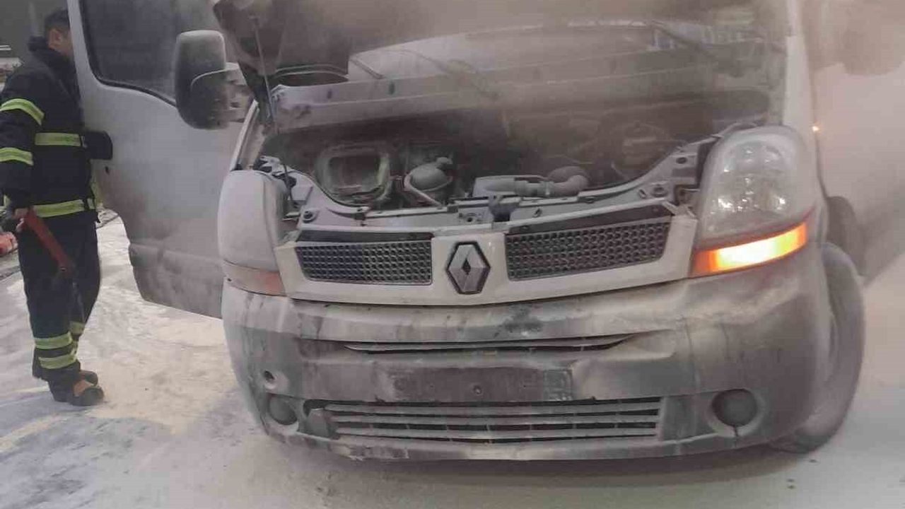 Bilecik’te seyir halindeki aracın tekerinden çıkan yangın kısa sürede söndürüldü