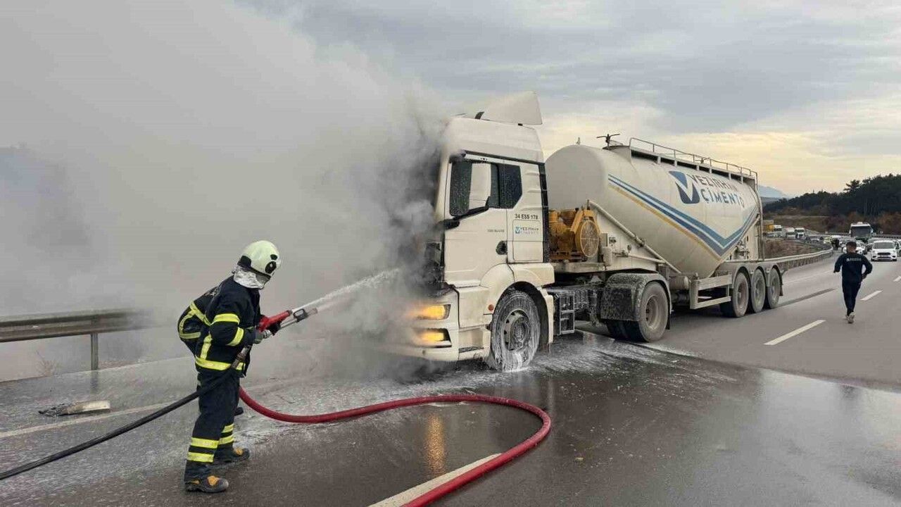 Bilecik’te Seyir Halindeki Beton Mikseri Alev Aldı