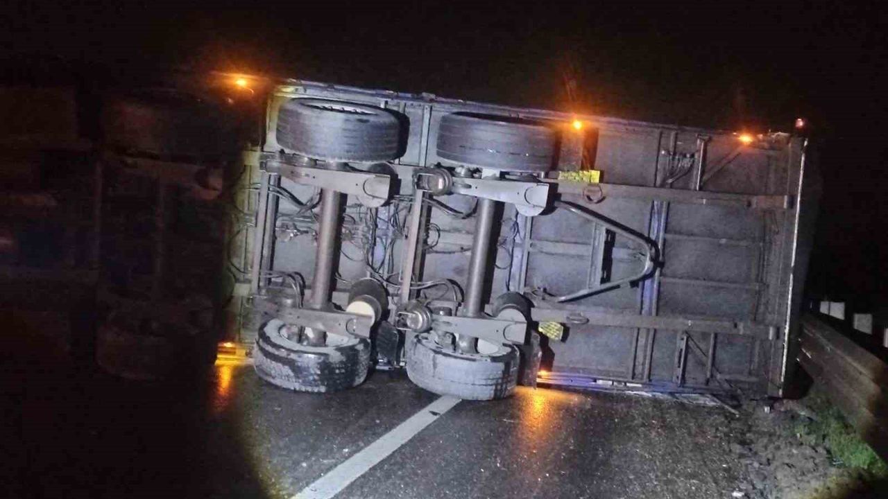 Bilecik'te tır devrildi, D-650 İstanbul yönü ulaşıma kapandı