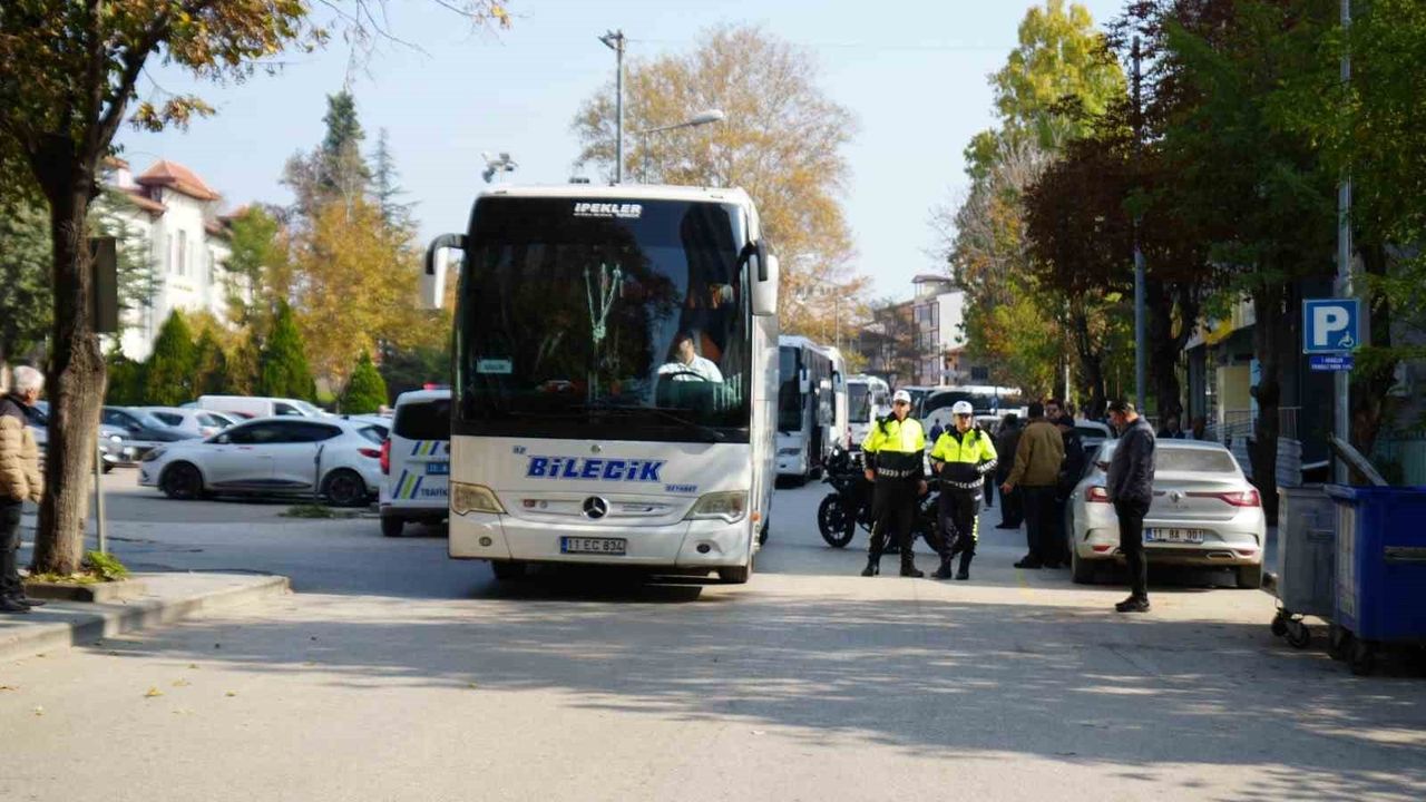 Bilecik'te Trafik Tartışmaları: Umre Uğurlama Programı Nedeniyle Caddeler Kapandı