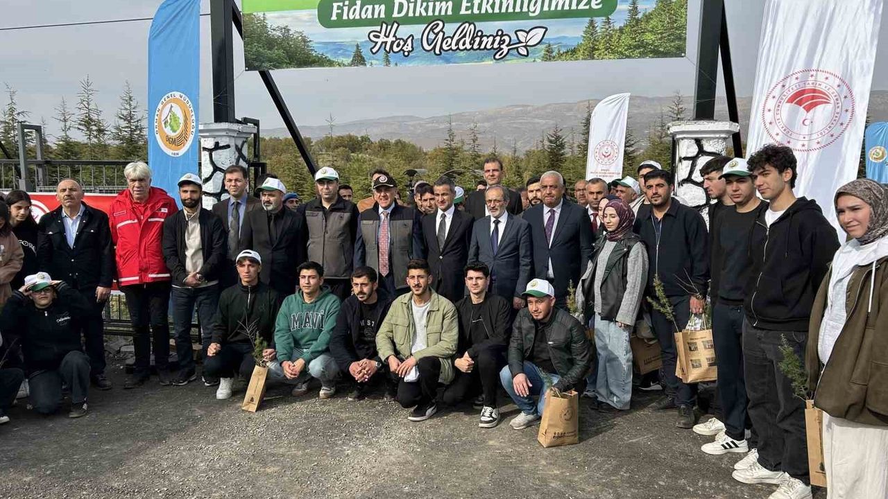 Bingöl'de 25 bin fidan toprakla buluştu