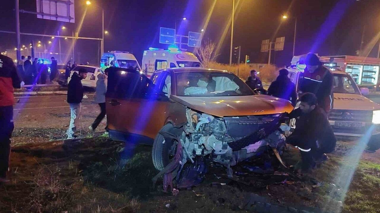 Bingöl'de iki otomobil çarpıştı: 4 yaralı