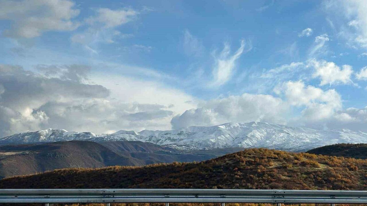 Bingöl'de karla kaplı zirveler ve sonbahar renkleri bir arada