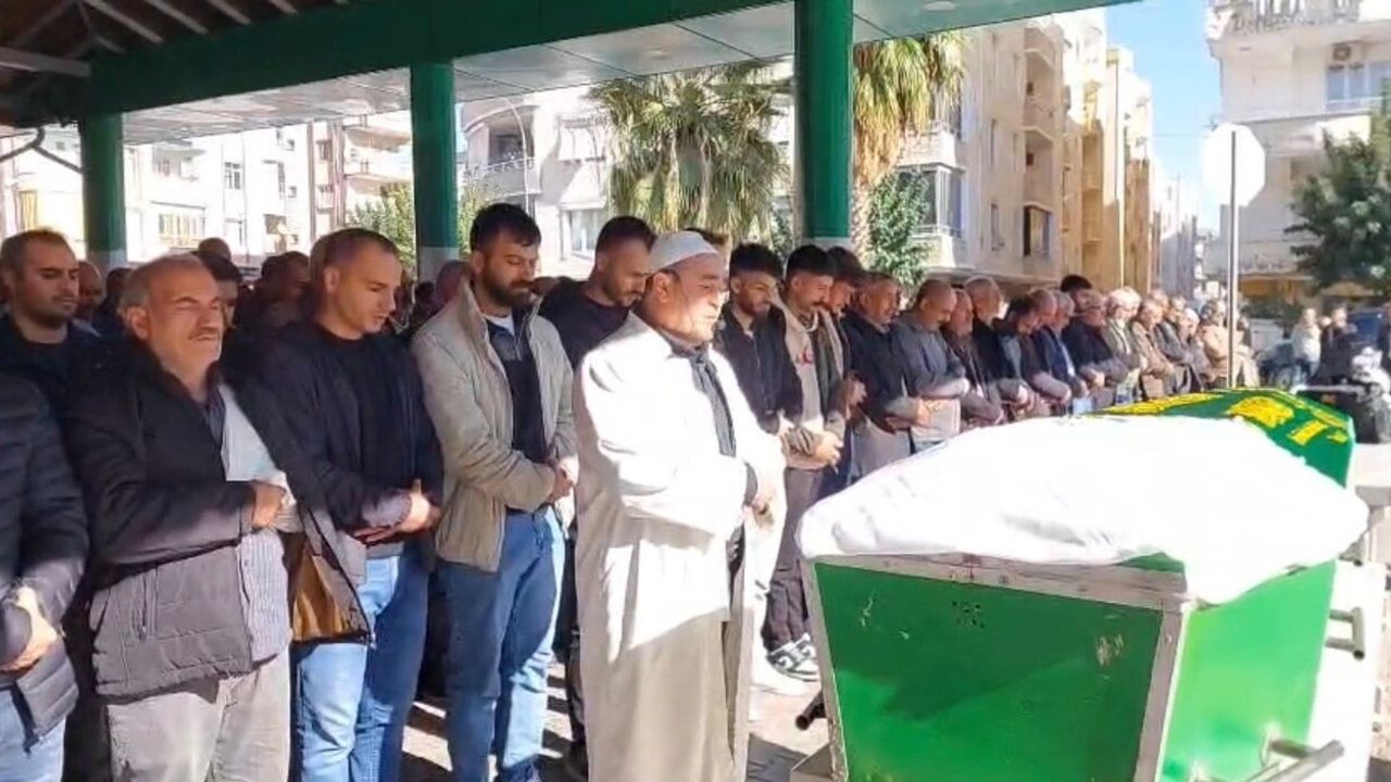 Birecik'te devrilen otomobilde ölen kadın Gaziantep'te toprağa verildi