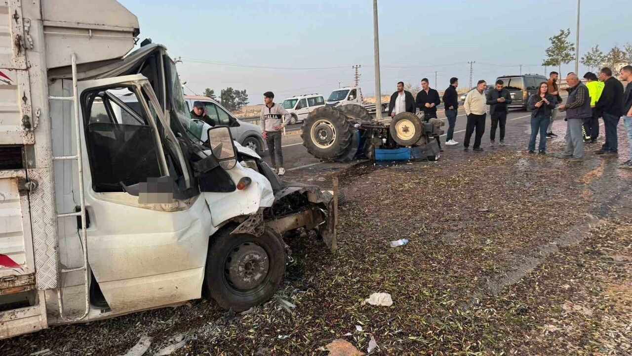 Birecik’te zeytin yüklü traktör ile kamyonet çarpıştı: 2 yaralı