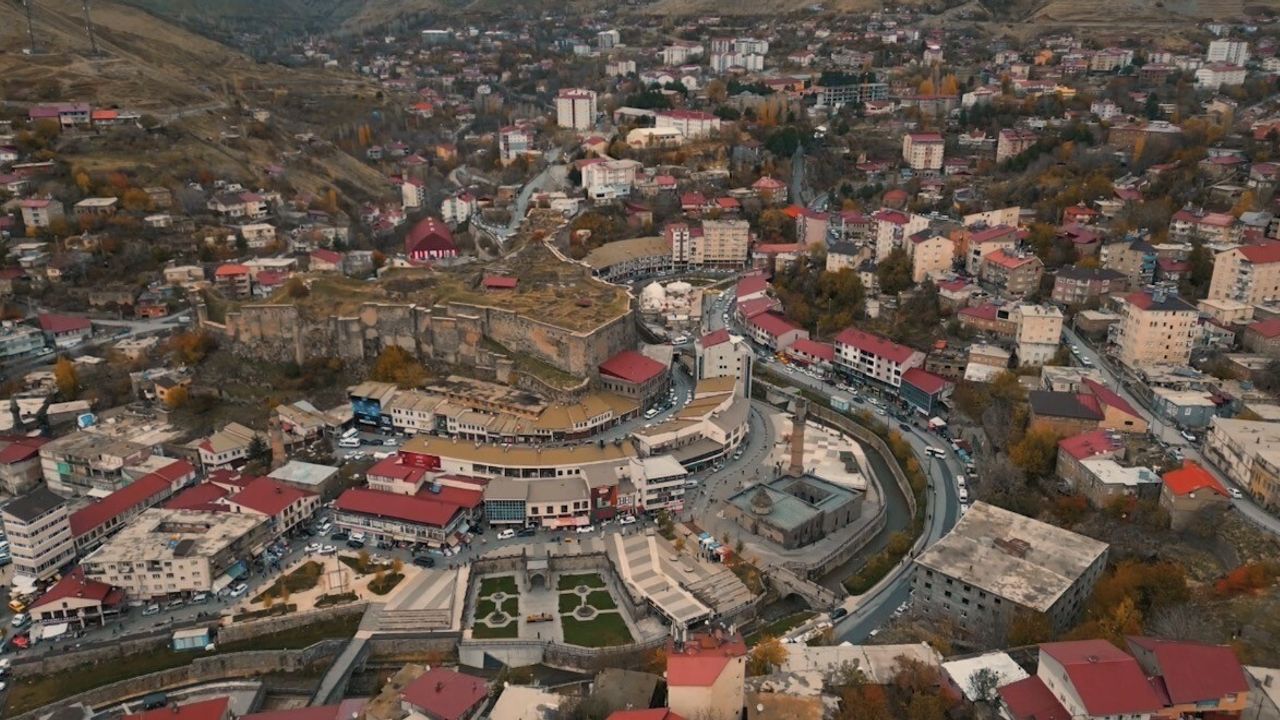 Bitlis'in Tarihi Çarşısı Sonbaharda Altın ve Kızıl Tonlarla Büyülüyor