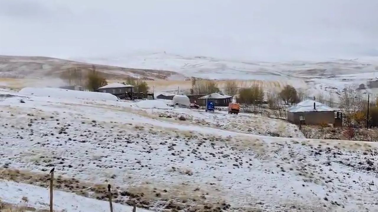 Bitlis'te Ahlat’ın yüksek köyleri mevsimin ilk karıyla beyaza büründü