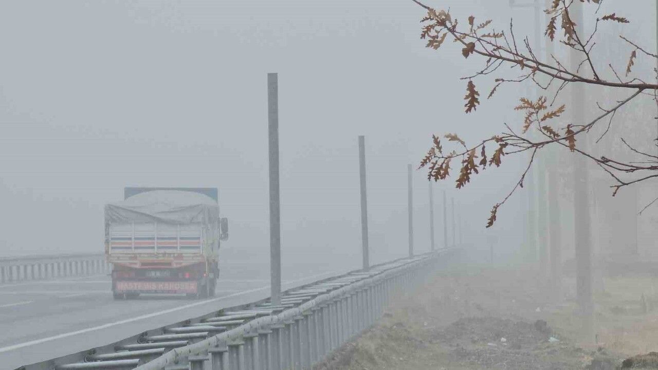Bitlis'te yoğun sis görüşü neredeyse sıfıra düşürdü