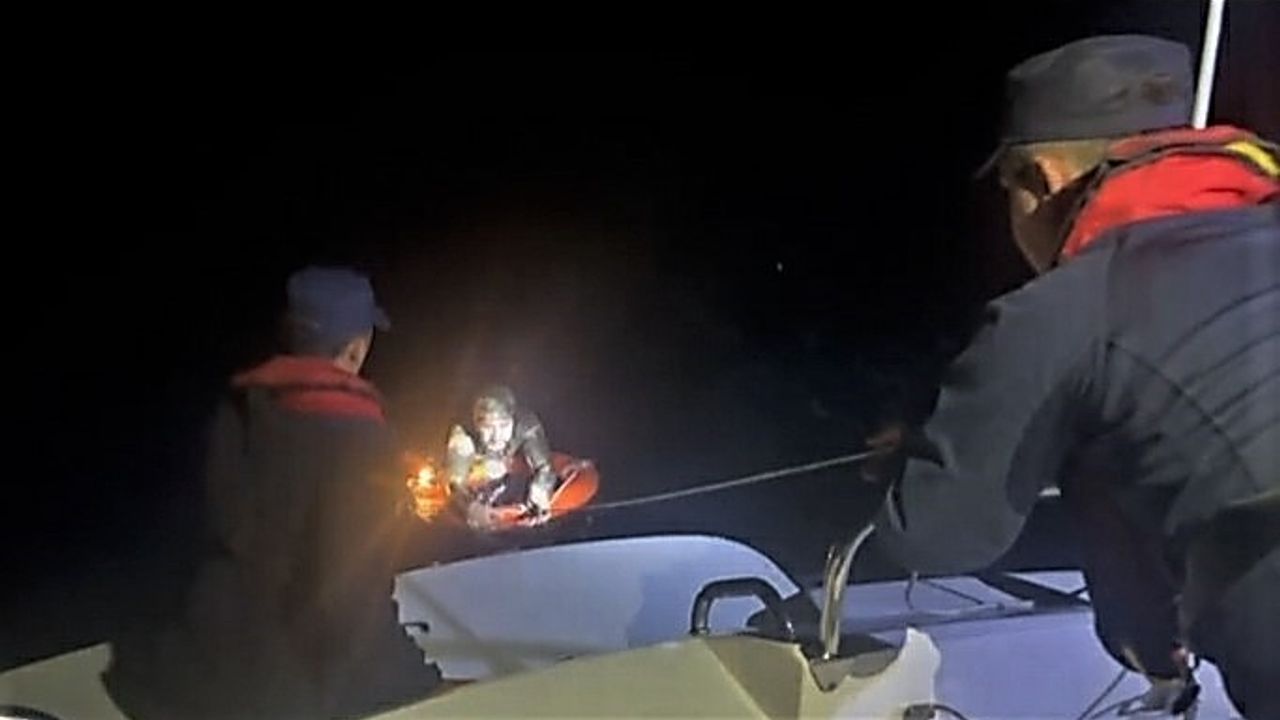 Bodrum açıklarında bitkin düşen düzensiz göçmen Sahil Güvenlik tarafından kurtarıldı