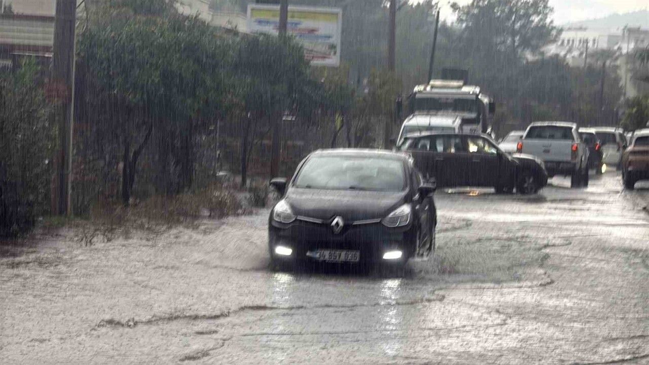 Bodrum'da Ani Sağanak: Sokaklar Kısa Sürede Suyla Doldu