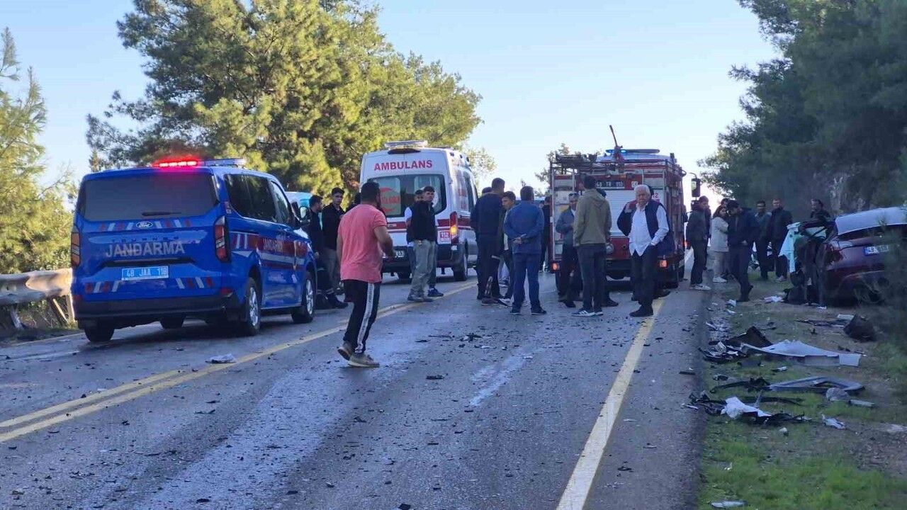 Bodrum’da TIR ile otomobil çarpıştı: 1’i ağır 2 yaralı
