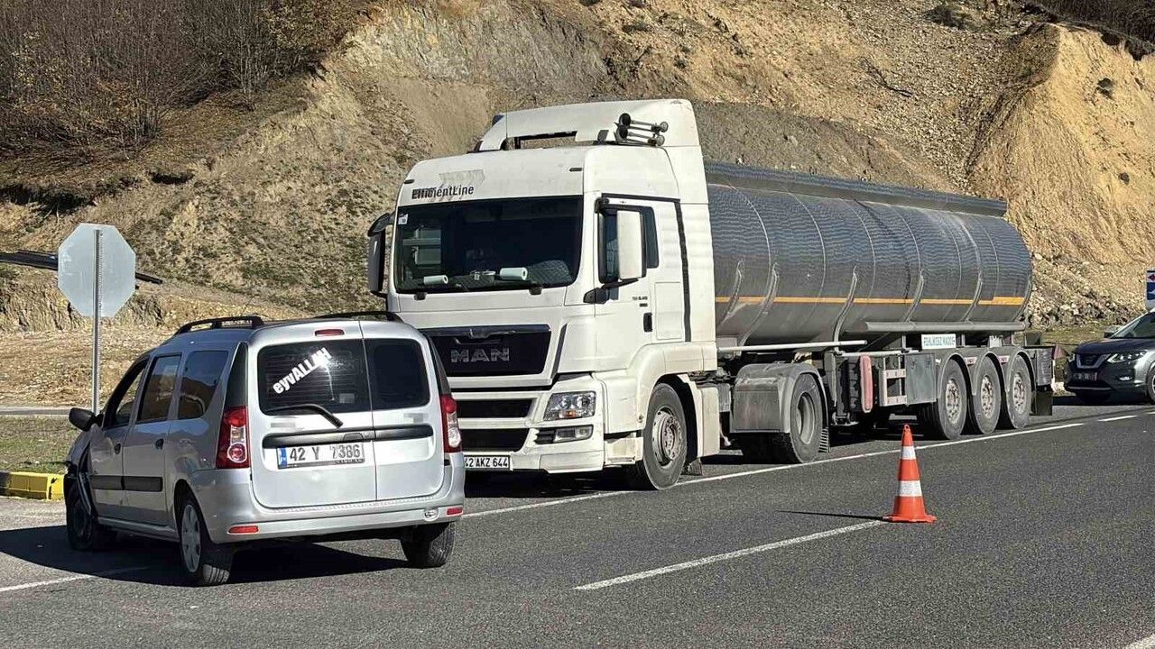Bolu D-100'de tır ile hafif ticari araç çarpıştı