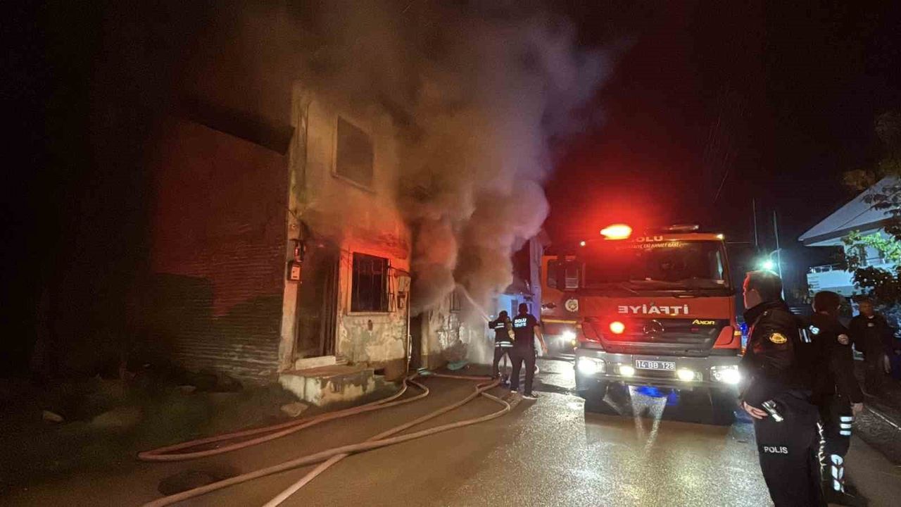 Bolu'da 2 katlı ahşap evde sobadan çıkan yangın: 1 yaralı