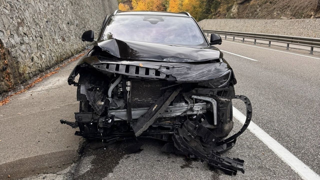 Bolu'da elektrikli otomobil istinat duvarına çarptı, araç ağır hasar aldı