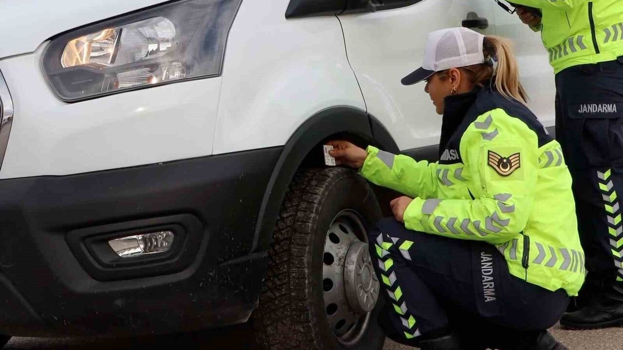 Bolu'da Jandarma kış lastiği denetimi yaptı