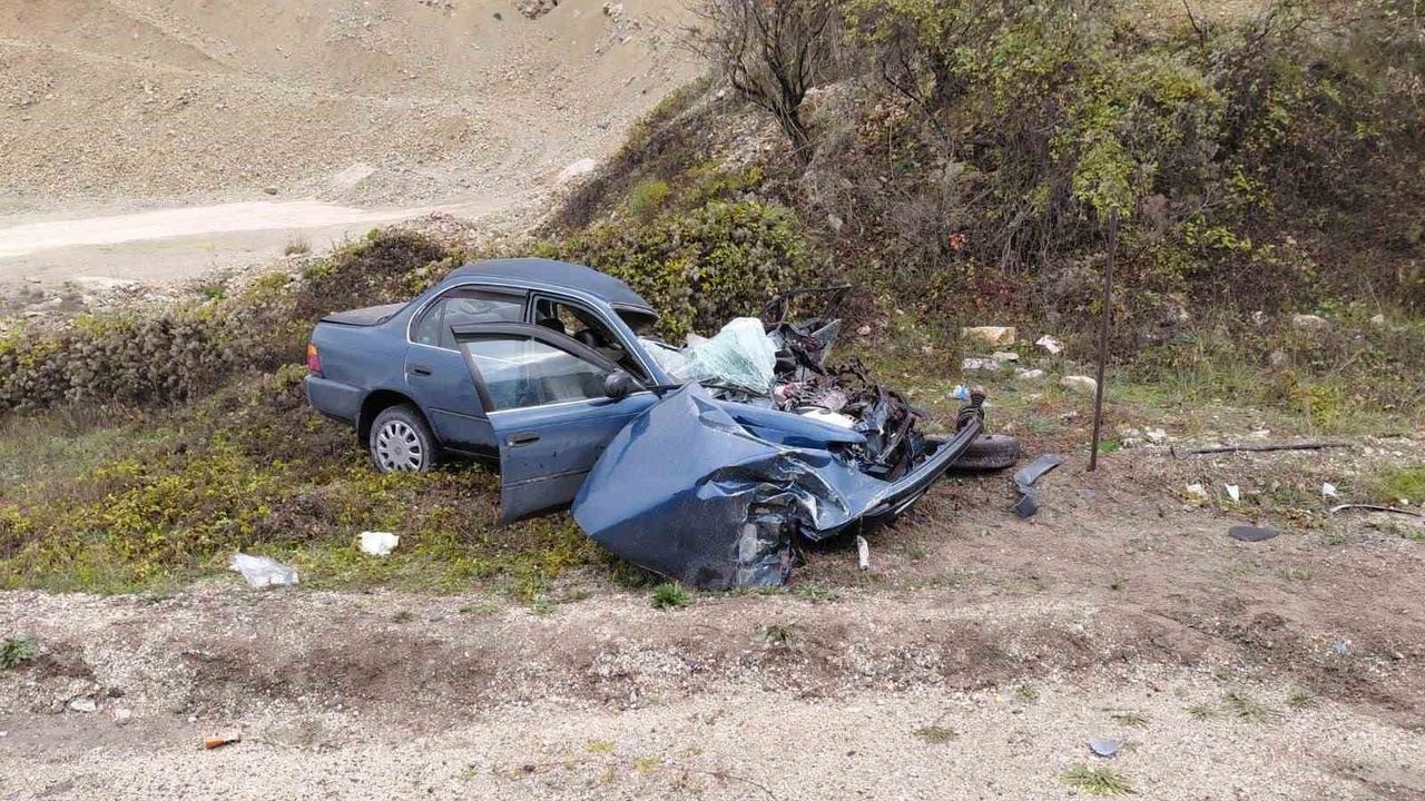 Bolu'da kamyon-otomobil çarpışması: 1 ölü, 1 yaralı