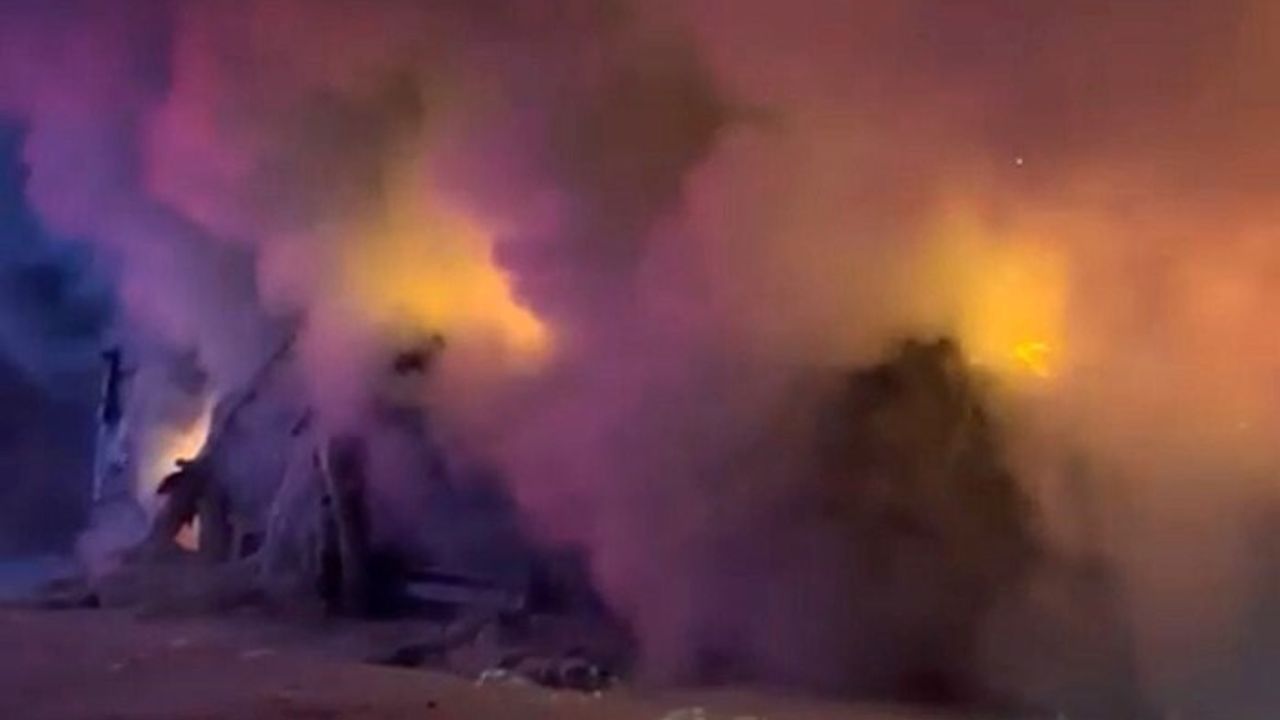 Bolu'da tekstil yüklü tır alev aldı: D-100 üç saat kapalı