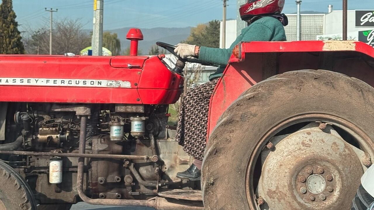 Bolu'da traktörünü motosiklet kaskı ve eldivenle kullanan kadın sosyal medyada ilgi gördü