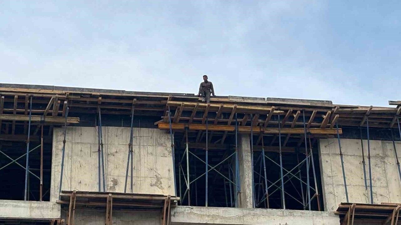 Bolu'da yurt inşaatında maaş krizi: 2 işçi çatıda eylem yaptı