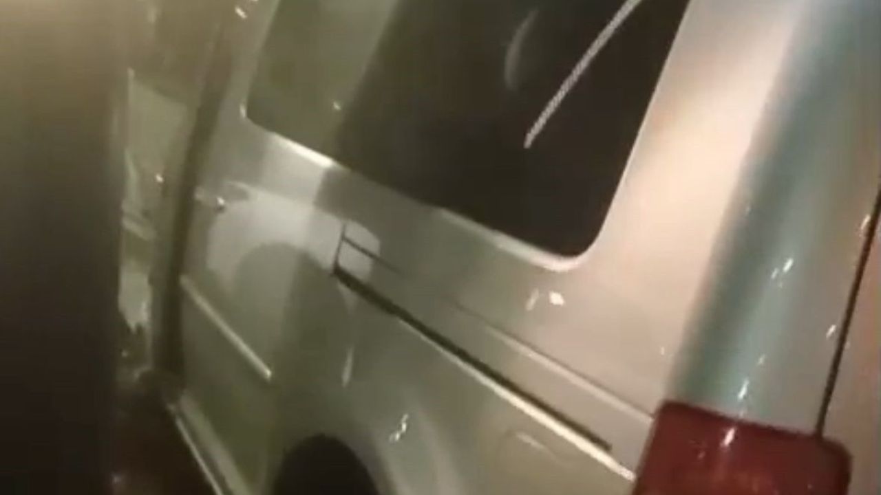 Bolu Kültür Mahallesi'nde kontrolden çıkan otomobil park halindeki 2 araca çarptı