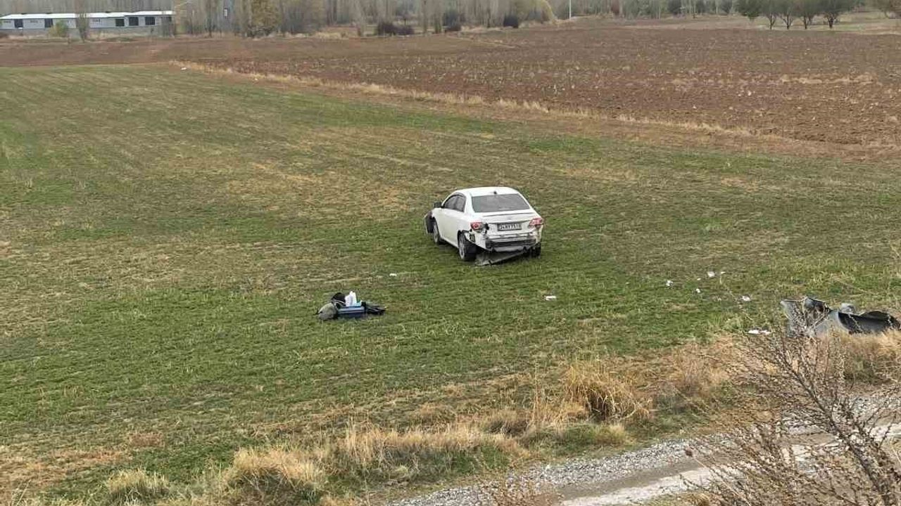 Bolvadin'de otomobil şarampole düştü: sürücü yaralandı