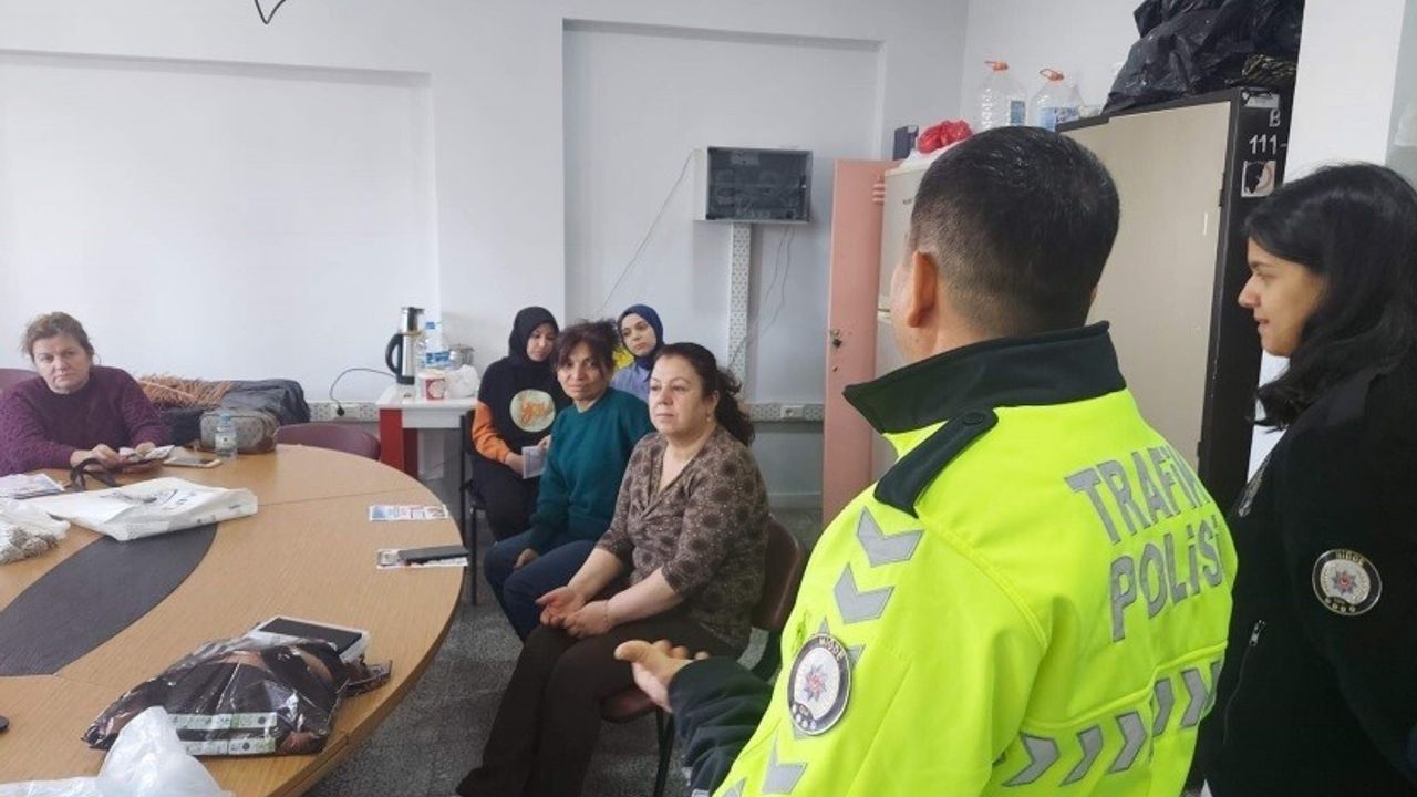 Bor Emniyeti Halk Eğitiminde Dolandırıcılık, Siber Zorbalık ve Bağımlılık Konularında Bilgilendirme Yaptı