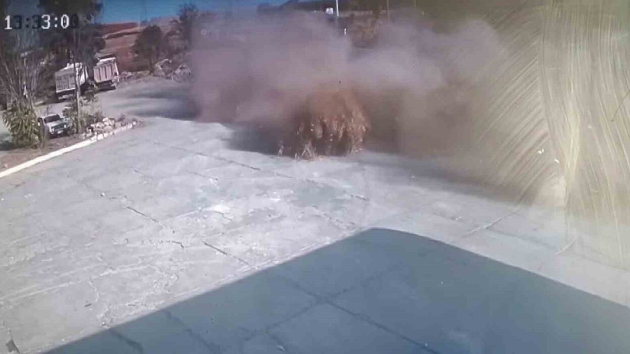 Börgenek Rampası'nda saman yüklü tır yan yattı